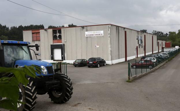 La falta de trabajadores provoca el «colapso inminente» del matadero de Torrelavega