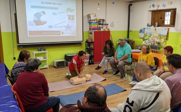 Cruz Roja imparte un taller de primeros auxilios al Grupo Viviendo en Potes