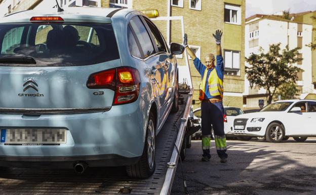 Una decena de coches aparecen con las ruedas pinchadas en Cazoña