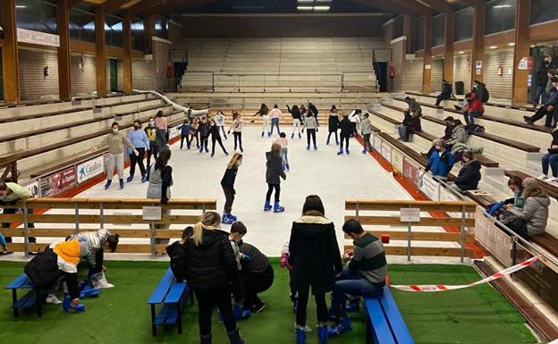 Noja adelanta la Navidad con la apertura de la pista de hielo