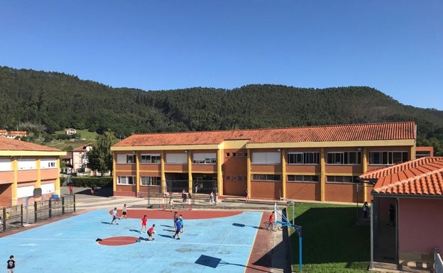 El colegio de Pesués contará el año que viene con aula para niños de 1 año