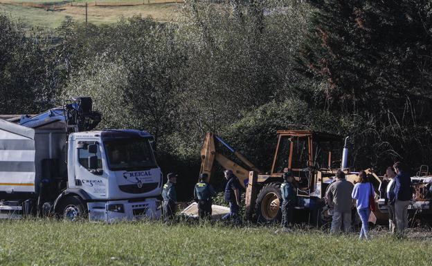 Castañeda inicia la retirada de miles de kilos de chatarra de un desguace ilegal