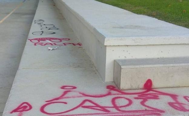 Denuncian al grafitero que dañó vehículos en Bezana