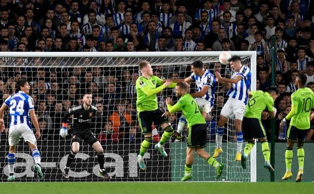 La Real cae ante el United pero retiene el primer puesto