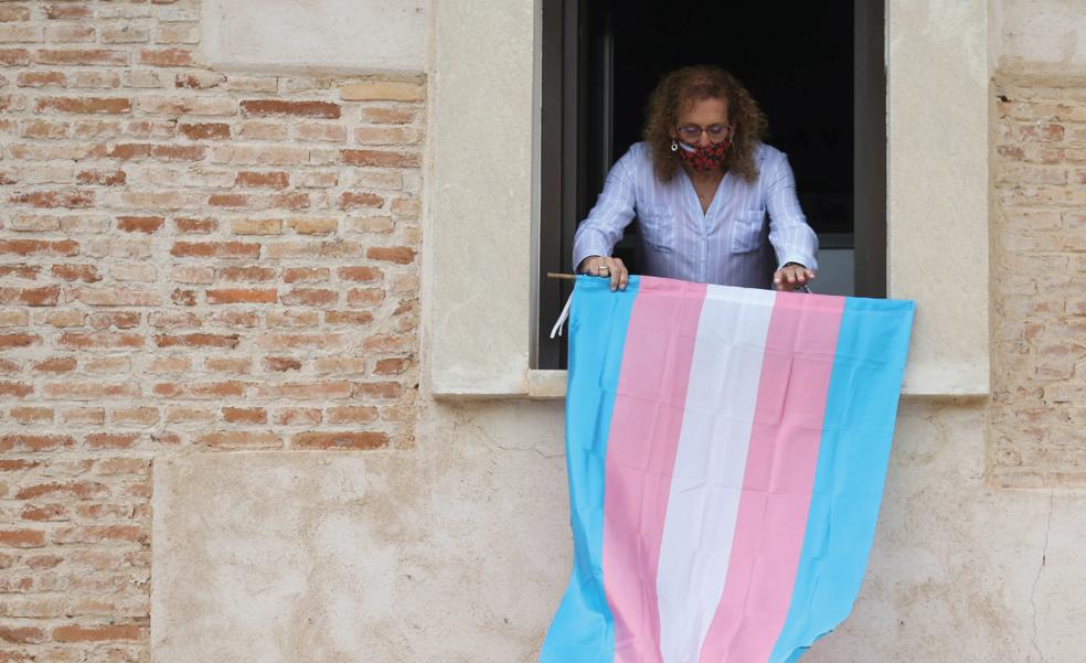 A favor y en contra de la ley trans