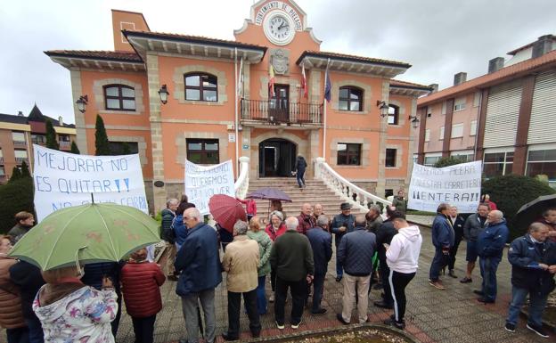 Vecinos de Vioño protestan frente al Ayuntamiento de Piélagos por las obras de la carretera negra