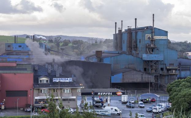 El parón de grandes industrias lastra la producción cántabra que baja un 6,4%