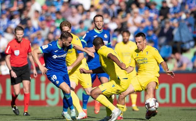Getafe y Cádiz suman un punto en su lucha por la permanencia