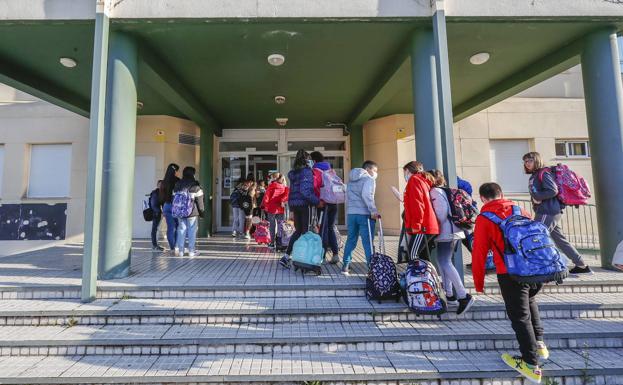 Educación cubrirá más de 1.300 plazas de docentes en los dos próximos años