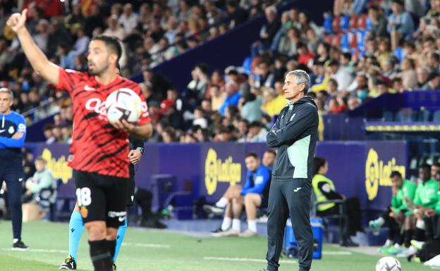 La afición del Villarreal carga contra Setién: ¡Quique, vete ya!