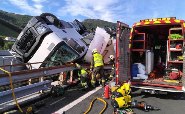 Fallece el conductor del camión volcado este lunes en la A-8 a la altura de Ontón