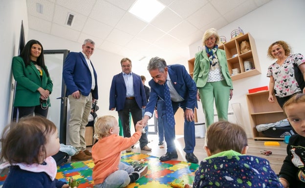 Doce niños estrenan las aulas para un año del centro infantil de Noja