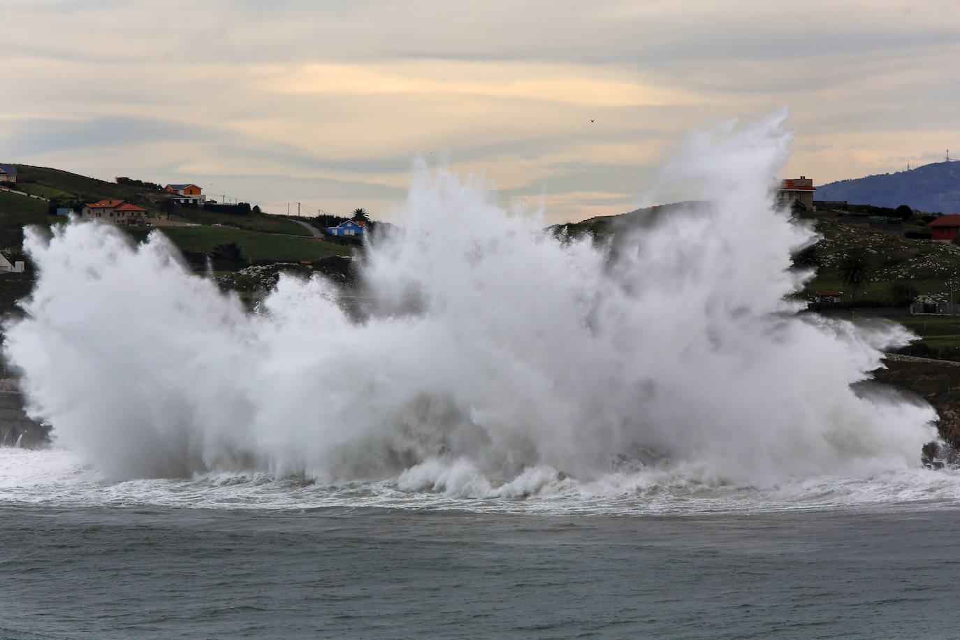 Las imágenes que deja el temporal este lunes en Suances