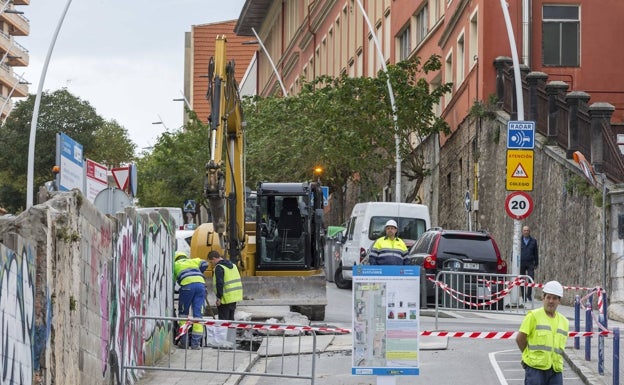 El paseo de Canalejas estrenará en junio sus cinco rampas mecánicas