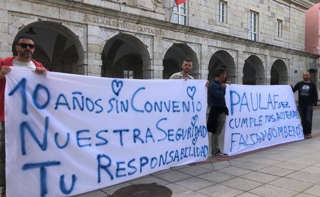 Bomberos del 112 Cantabria protestan frente al Parlamento por el presupuesto «irrisorio»