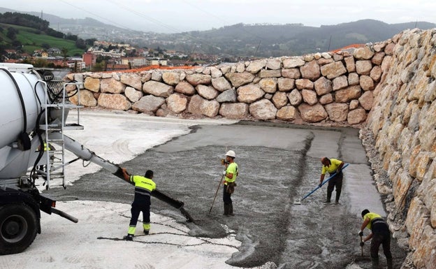 Piélagos avanza en la construcción del depósito de agua, que aumentará siete veces la capacidad