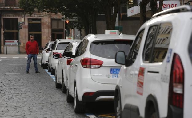 Los taxistas de Torrelavega podrán tener vehículos de hasta nueve plazas, adaptados y con publicidad