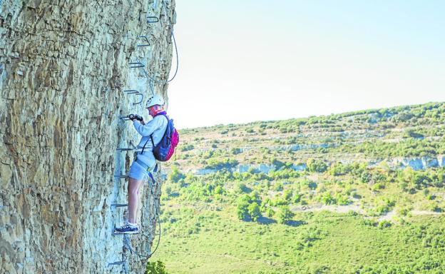 La vía ferrata de Valderredible, una experiencia a vista de buitre