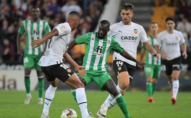 El Valencia se pega una fiesta a costa del Betis