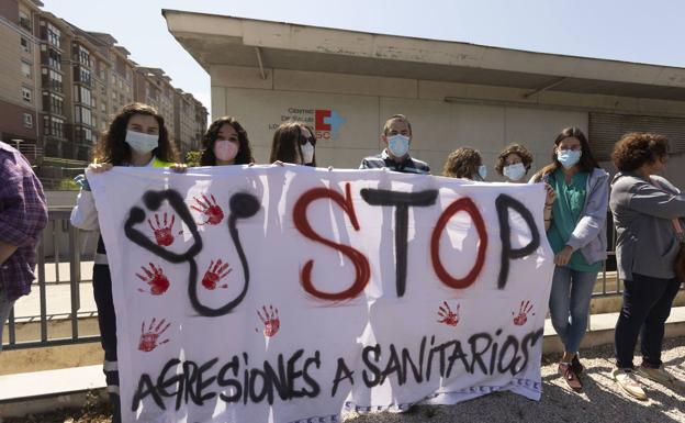 Destrozan los coches del médico agredido en mayo en Los Castros