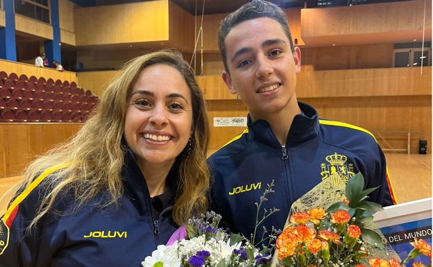 Héctor Díez celebra su bronce mundial con sus compañeros del Alexmar