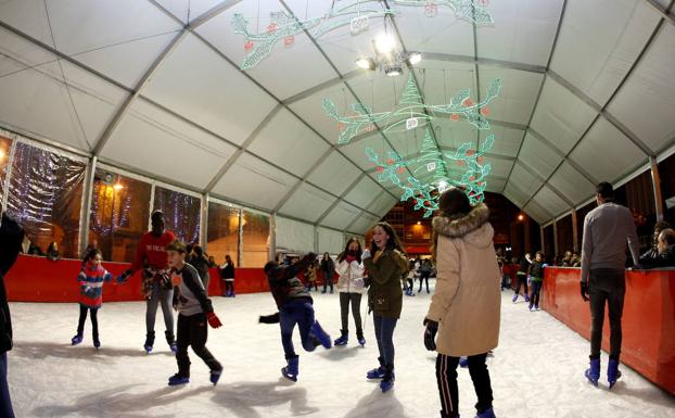 La pista de hielo natural volverá a la plaza de La Llama esta Navidad