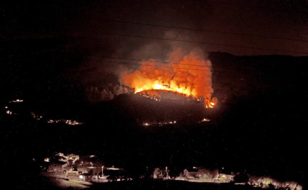 Un incendio calcina media hectárea en Udías