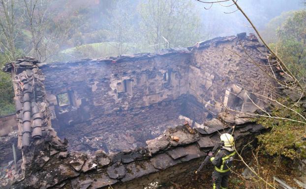 Un incendio calcina una cabaña en Vega de Pas de madrugada