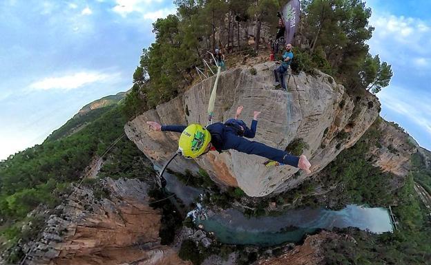 Los hermanos Pou saltan al vacío tras escalar 'El Pilar del Mijares'