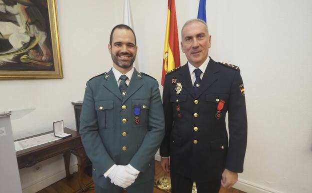 Miguel Ángel Ramos y Carlos Javier Cortés reciben la medalla de bronce al Mérito de Protección Civil