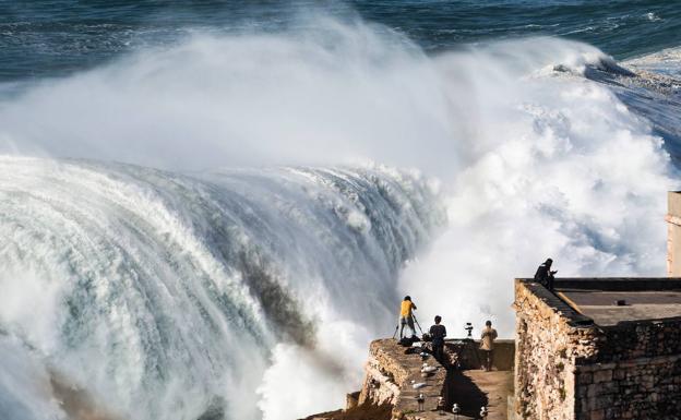 Nazaré abre la temporada de olas gigantes