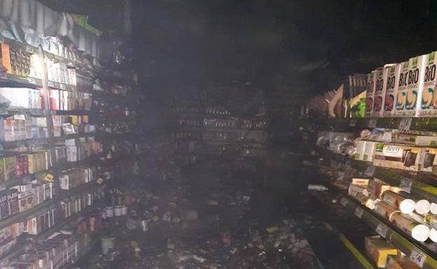 Reabre el supermercado BM en la divisoria de Laredo y Colindres once meses después de su incendio tras el robo de su caja fuerte