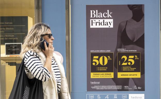 El comercio de Cantabria desafía a la crisis con descuentos de más del 50% en el 'viernes negro'