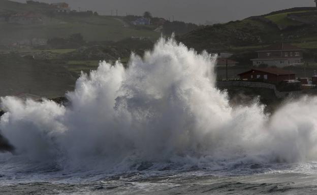 El temporal llega a Cantabria: tormentas, olas de hasta 7 metros y ventolera en la costa