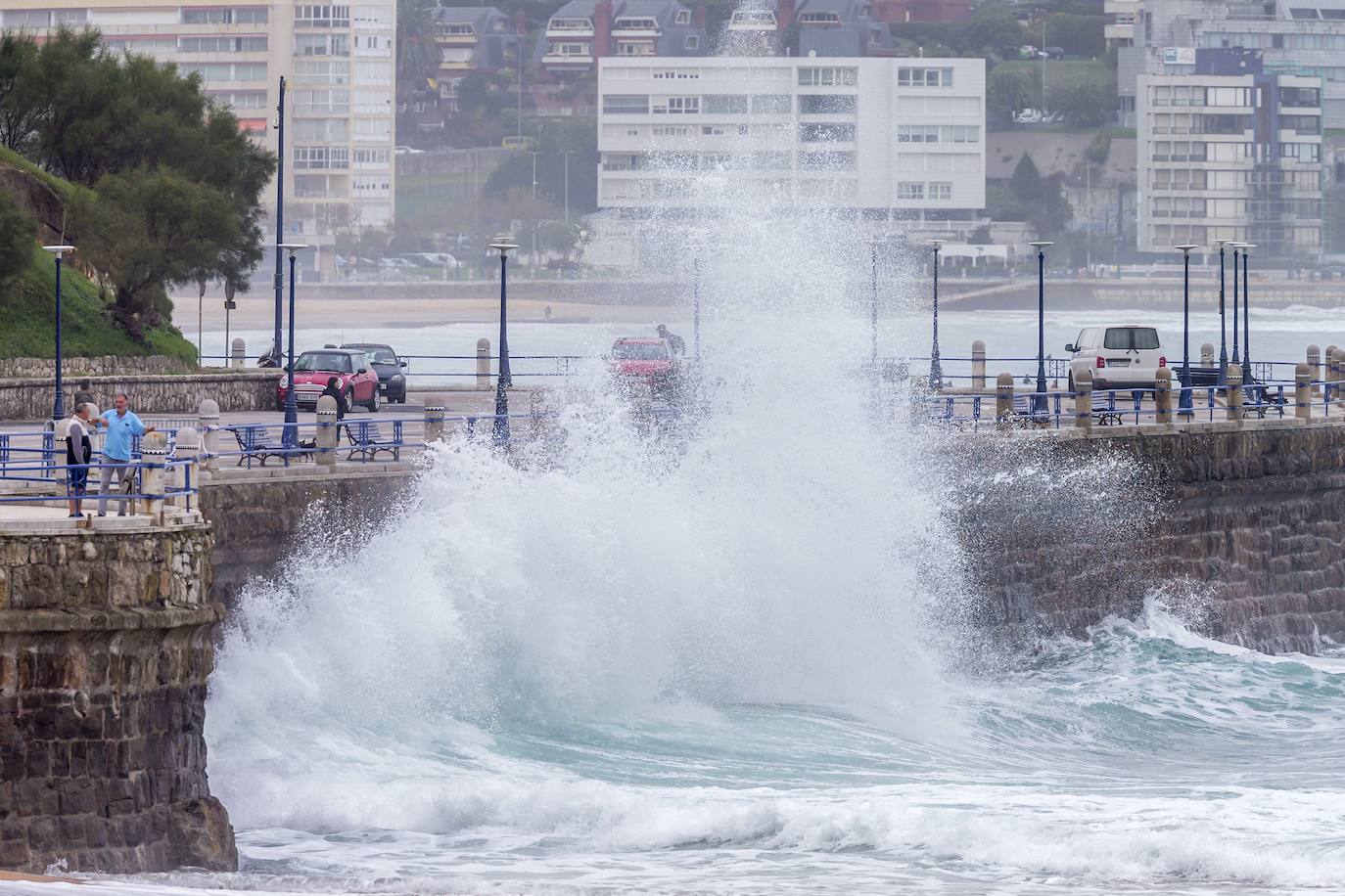 Las olas por el temporal de este jueves, en imágenes