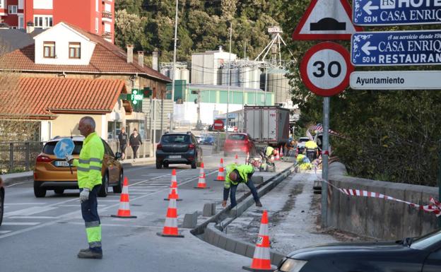 El Estado ensancha la acera que comunica Solares y La Rañada