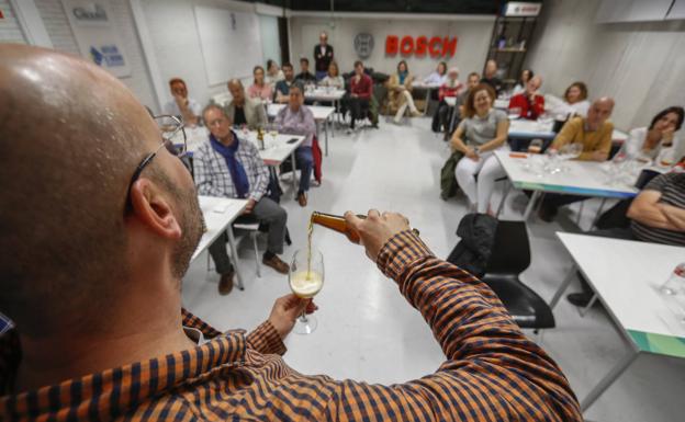 Una cata de cervezas para descubrir a los artesanos de Cantabria