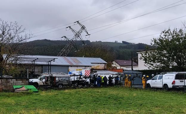 Una torre de media tensión amenaza con caerse cerca de un grupo de viviendas en Somahoz