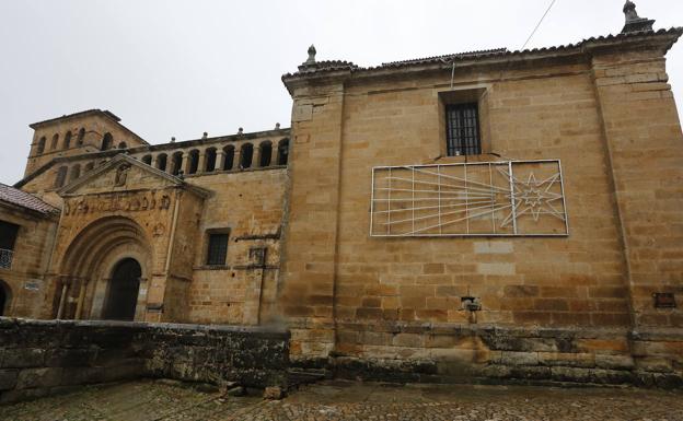 Santillana instala iluminación navideña en su colegiata tras el permiso de Cultura