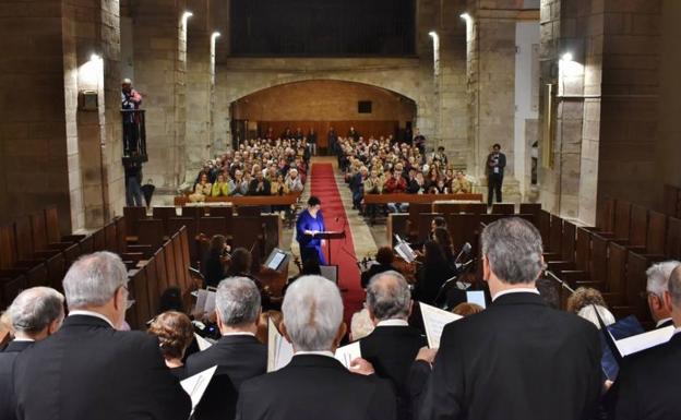 La Coral llena el templo de Las Caldas en su 40 aniversario