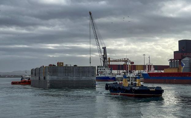 El Puerto finaliza el primero de los cinco cajones de hormigón del muelle 9 de Raos