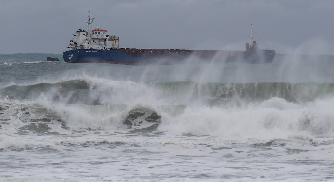 Las imágenes de las grandes olas que deja el temporal en Cantabria