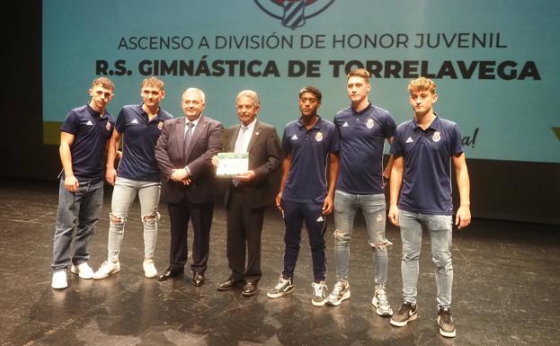 El fútbol cántabro se viste de fiesta