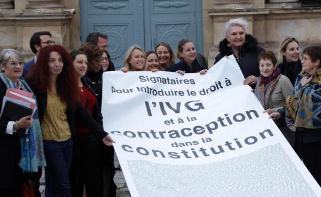 Francia da sus primeros pasos en aprobar el aborto como derecho constitucional