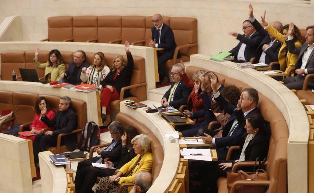 Gobierno y oposición confrontan su modelo económico en el debate del Presupuesto para Cantabria