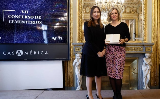 Rosa Palacio recoge el galardón que reconoce al cementerio de Ballena como el de mejor actividad pública