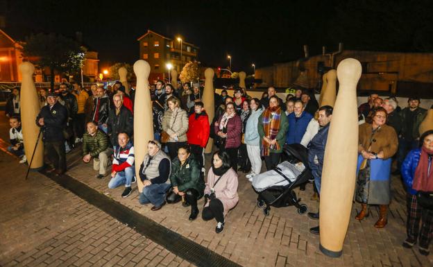 Tanos sale a la calle para defender a su peña bolística y la ermita de Santa Ana