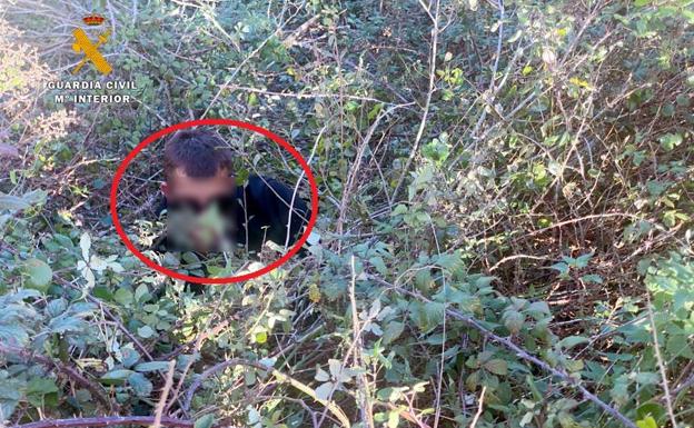 Intenta robar en una casa de Suances y acaba siendo rescatado de un zarzal por los bomberos