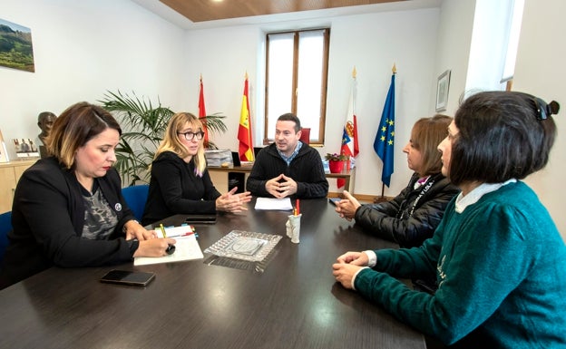 La consejera de Políticas Sociales visita el futuro emplazamiento de la residencia de mayores de Ramales de la Victoria
