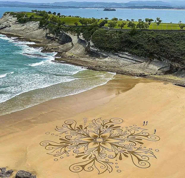 Mandalas en la arena, el arte efímero que «dura lo que el mar permite»